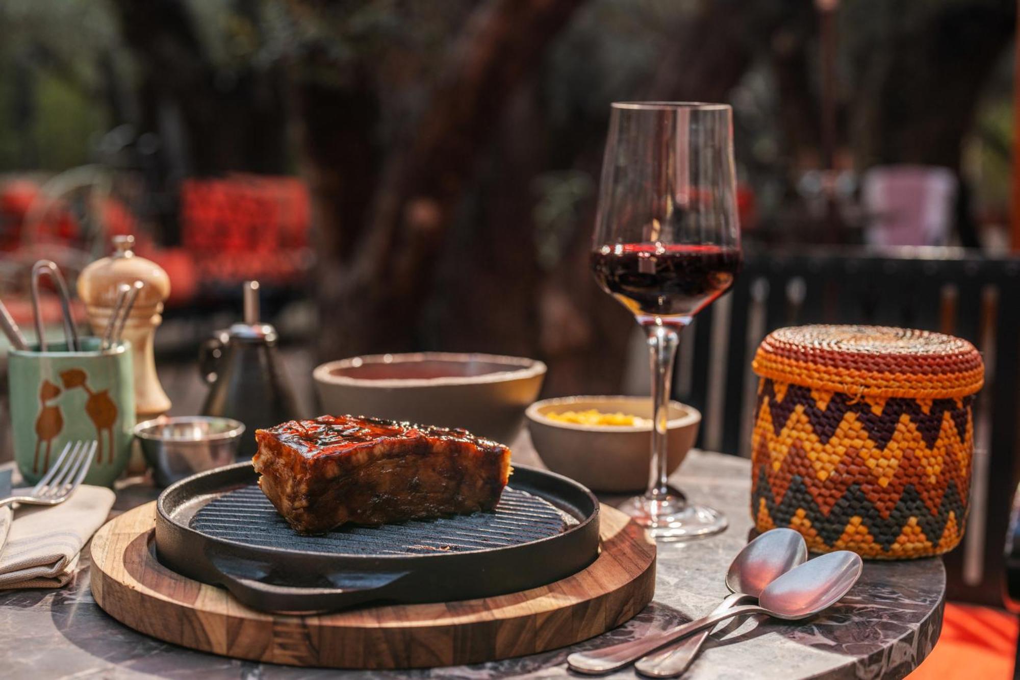 Rosewood Sao Paulo Hotel Bagian luar foto A steak at the restaurant